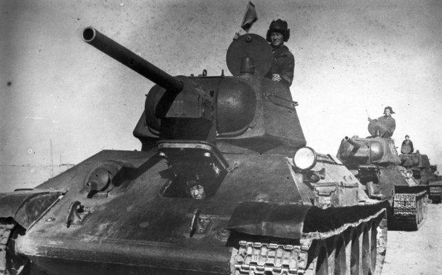 Танки Т-34-76 башня гайка Монгольской Национальной Армии.jpg