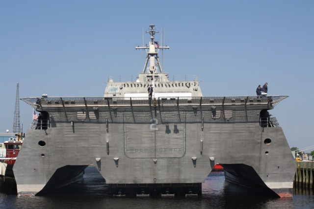 US_Navy_100506-N-9999K-002_The_littoral_combat_ship_USS_Independence_%28LCS_2%29_arrives_at_BAE_Systems_Ship_Repair_in_Norfolk%2C_Va.jpg