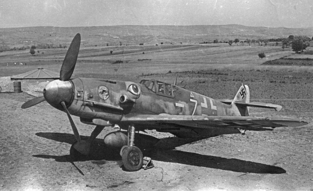 Messerschmitt-Bf-109-G-6-R3-WNr-163269-Elias-Kuhlein-4-JG51-Radomir-Bulgaria-June1944.jpg