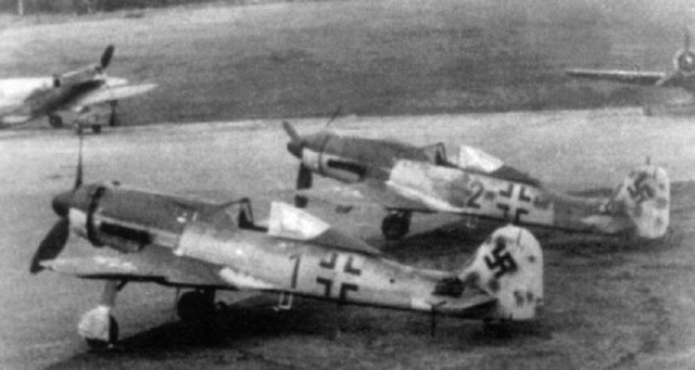 Focke-Wulf-Fw-190D9-8.JG301-Blue-1-Germany-1945-01.jpg