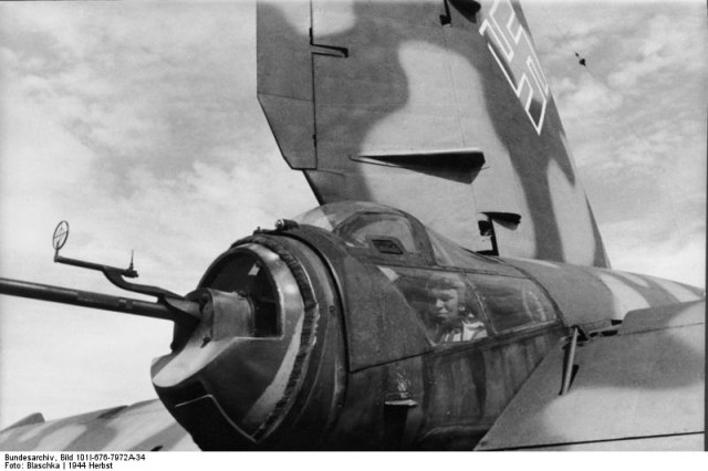Bundesarchiv_Bild_101I-676-7972A-34,_Flugzeug_Heinkel_He_177,_Heckkanone.jpg