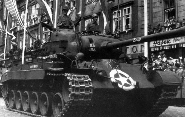 M26_T26E3_Pershing_8AD_18TB_ACo_A9__AllesKaput_3012705X_CzechPlzenVictoryParade_15Jun1945_t26e3.jpg