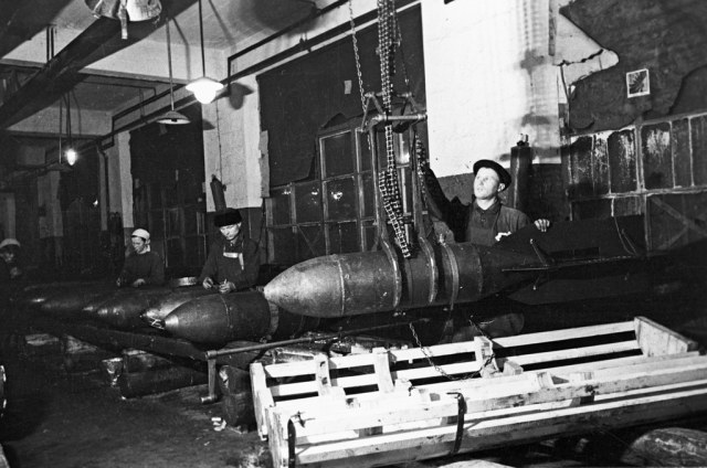 RIAN_archive_611691_Manufacturing_airbombs_at_Moscow_plant.jpg