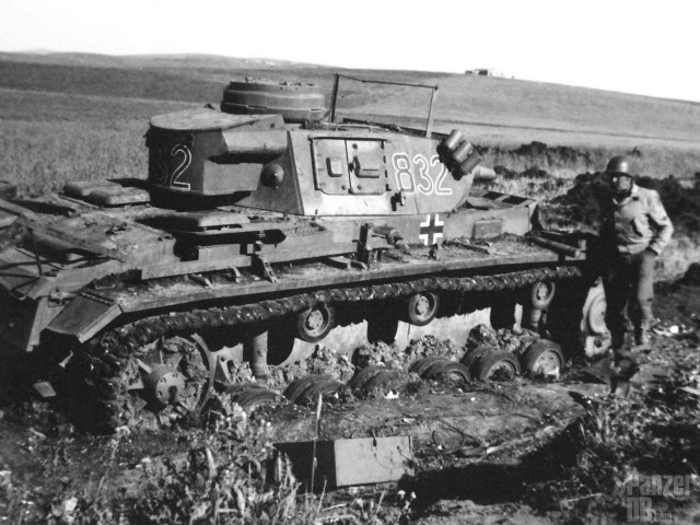 Destroyed Panzer III (7,5 cm) formerly from the 2. Kompanie-schwere Panzer-Abteilung 501 (actually 8. Kompanie-Pz.Rgt. 7, 10. Panzer-Division) during the battle of El Guettar, Tunisia, March 1943.jpg