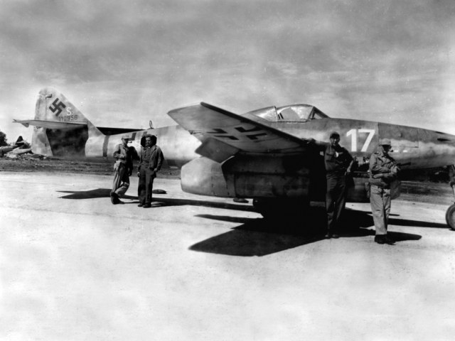 1-Me262A-1a-3.EJG2-Franz-Holzinger-WNr-110956-captured-Lechfeld-April-29-1945-01.jpg