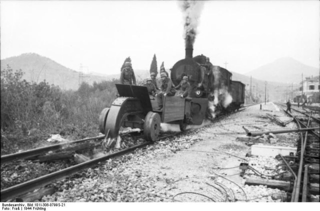 Bundesarchiv_Bild_101I-308-0799S-21,_Italien,_Itri,_Schienenwolf_zerstört_Gleise.jpg