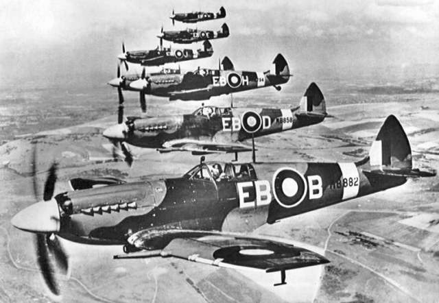Supermarine_Spitfire_F_Mk_XIIs_of_41_Sqn.jpg