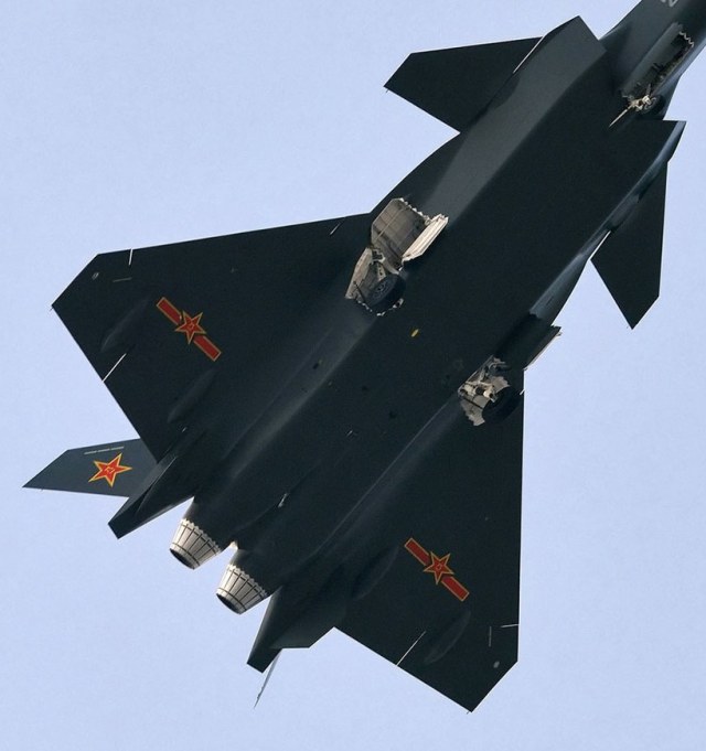 J-20-first-flight-122[1].jpg