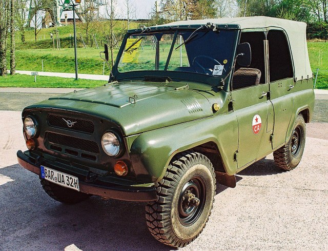 1200px-Uaz-469-1.jpg