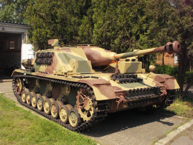 Sturmgeschutz_iv_Muzeum_Broni_Pancernej_CSWL_2_1.jpg