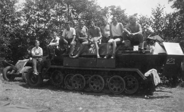 Sdkfz_251_crew.jpg