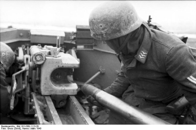 Bundesarchiv_Bild_101I-560-1113-20,_Russland,_Fallschirmjäger_beim_Geschützladen.jpg
