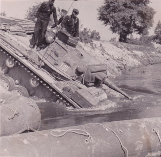 Tauchpanzer_3_Nr_100_Schwimmpanzer_III_Pz_Rgt_1.jpg