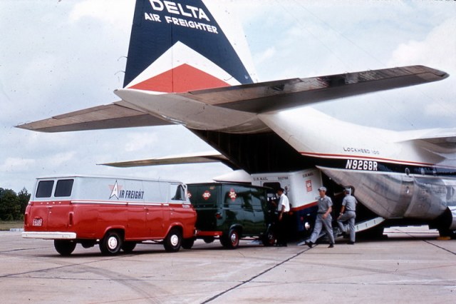 L-100 Hercules (L-382B).jpg