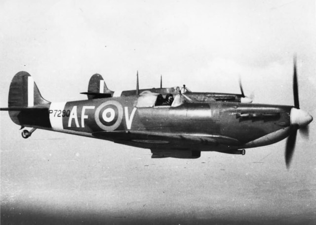 Spitfire_IIa_P7290._Spitfire_Mk_IIa_.jpg