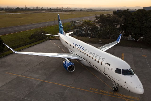 United-Express-Embraer-E175[1].jpg