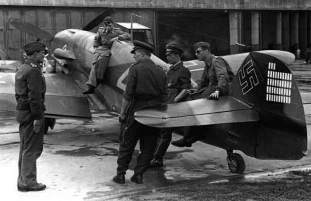 1-Bf-109F4-9.JG3-(Y4+I)-Eberhard-von-Boremski-WNr-13220-Zhuguyev-Russia-May-1942-04.jpg