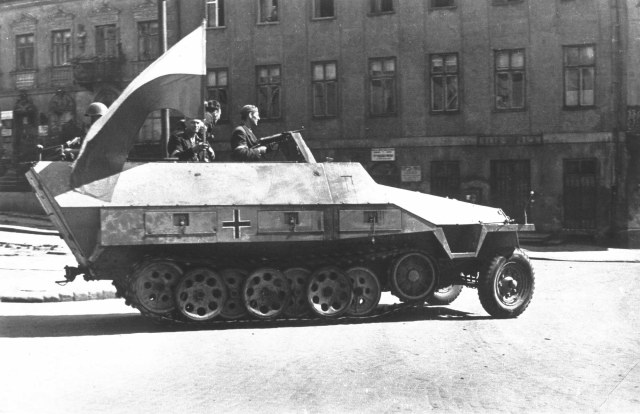 Warsaw_Uprising_-_Captured_SdKfz_251_(1944).jpg