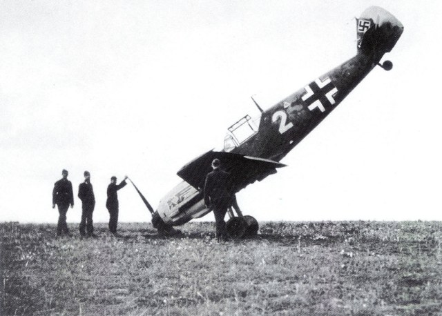 Bf-109E1-6JG52-Y2-Ulrich-Steinhilper-Calais-landing-accident-Calais-Sep-1940-01.jpg
