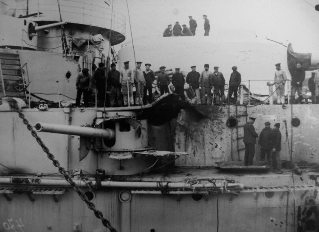 Повреждения Евстафия от огня 280-мм Гёбена.jpg