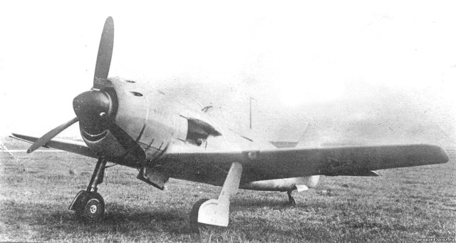 3v.La-11-na-polevom-aerodrome.jpg