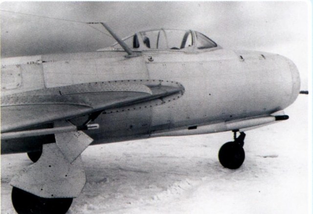 По правому борту в районе кабины установлена мачта натяжной радиоантенны.jpg