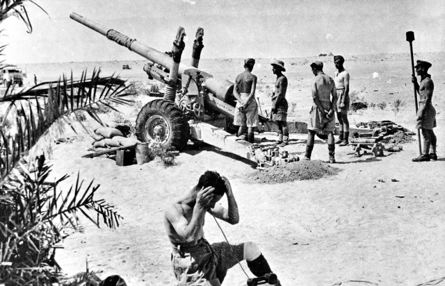 Артиллеристы 64-го королевского полка средней артиллерии ведут огонь по противнику из 4,5-дюймовой пушки в Западной пустыне..jpg