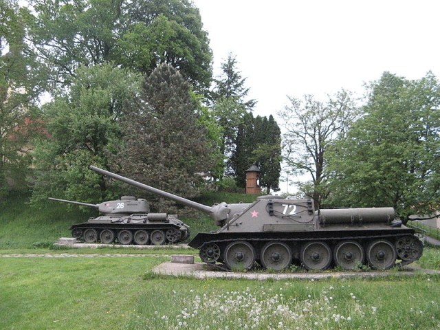 800px-T-34_and_a_Soviet_SD-100_assault_gun,_Svidnik.jpg