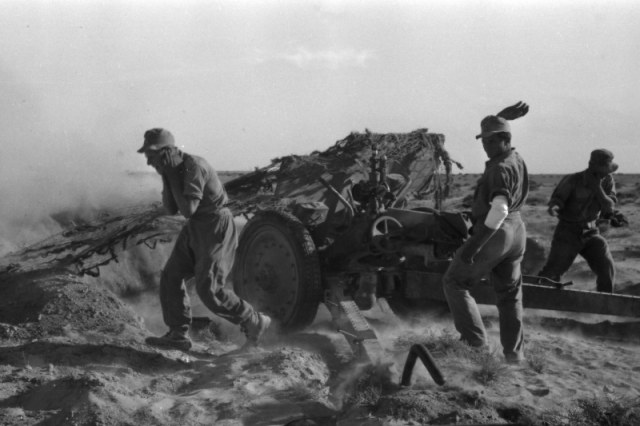 Артиллеристы Африканского корпуса вермахта ведут огонь из трофейной советской пушки Ф-22 [2].jpeg