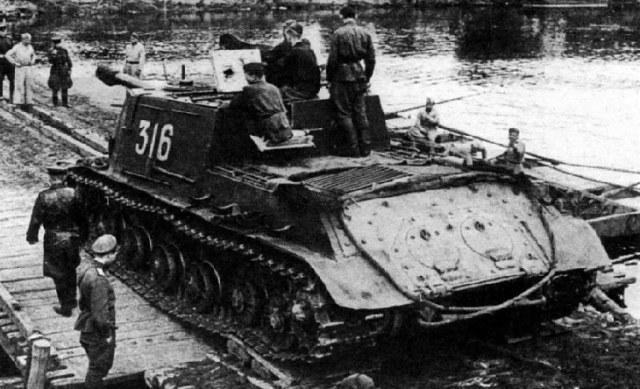 ISU-152 white hatch.jpg