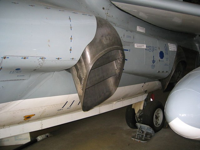 800px-Harrier_vectored_thrust_nozzle.JPG