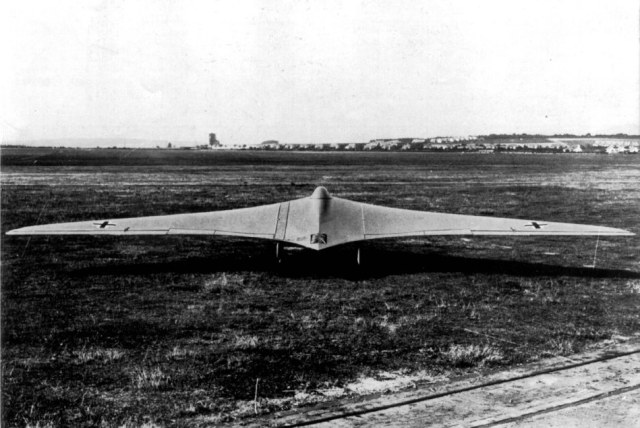 Horten_Ho_IX_on_ground.jpg