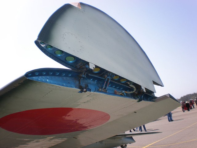 1024px-Mitsubishi_A6M_Zero_X-133_port_wingtip.JPG
