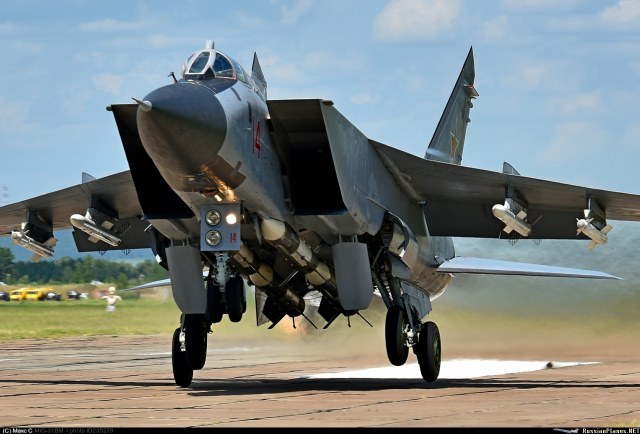 07-6548717-mig-31-s-polnym-farshem.jpg