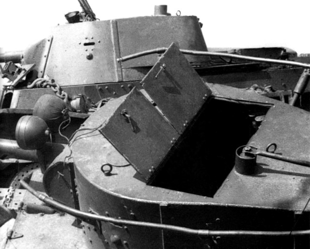 БТ-7 обр. 1935 г. с поручневой антенной.jpeg