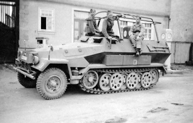 SdKfz_251-3_Ausf_B_Funkpanzerwagen.jpg
