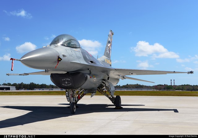 F-16C 92-3920 01.jpg