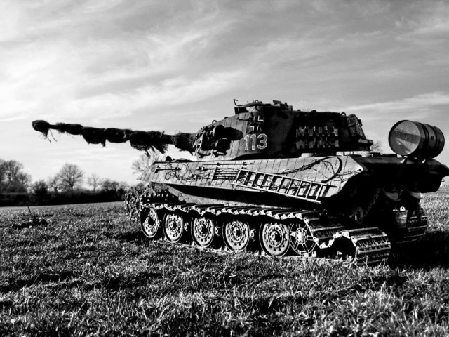 Подбитый немецкий тяжелый танк Тигр II, предположительно обершарффюрера СС Гейнриха Эрнста. Бельгия, 1944г.jpg