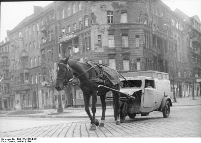 Bundesarchiv_Bild_183-M1204-311,_Berlin,_Pferd_zieht_PKW_(Dreirad).jpg