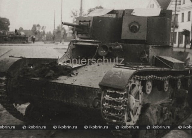 Т-26 двухбашенный со звездами 1941 Кобрин.jpg