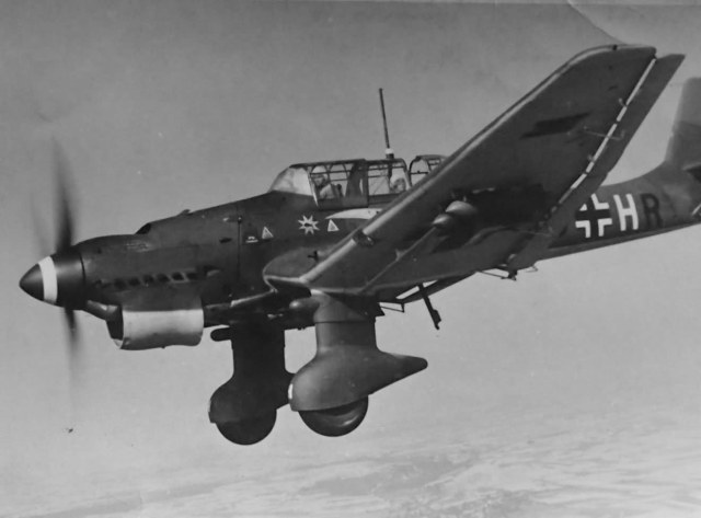 Junkers_Ju87_B-1_6G-HR_4.StG_1_France_1940.jpg