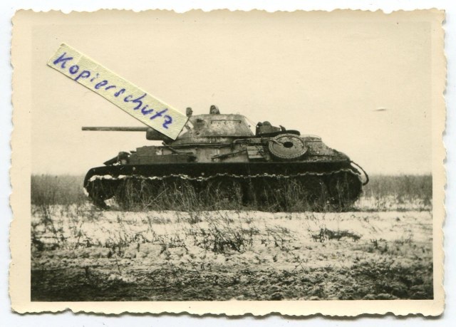 Russ_Beute_Panzer_T_34_mit_Deutscher_Besatzung_i.jpg