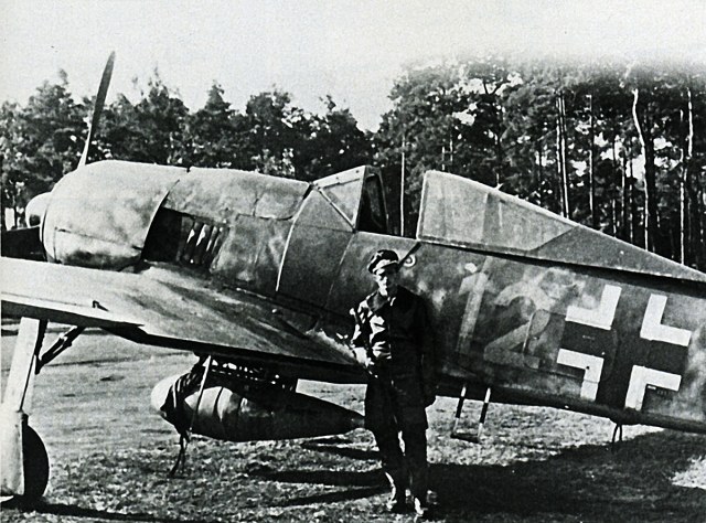 Focke-Wulf-Fw-190A8-6.JG300-(Y12+-)-Lothar-Fodisch-Germany-1944-01.jpg