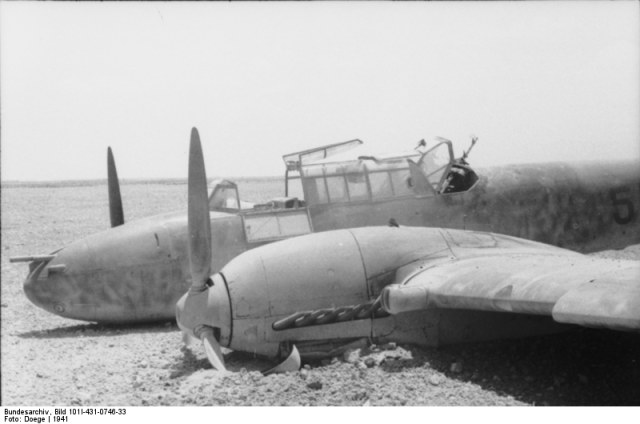 Messerschmitt-Bf-110E-Zerstorer-2.(F)14-(5F+PK)-crash-site-North-Africa-Bild-101I-431-0746-33.jpg
