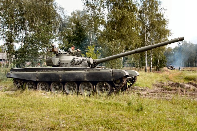 t-72m1_mbt_east_german_02_of_20.jpg