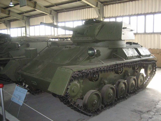 T80(light_tank)kub1.jpg