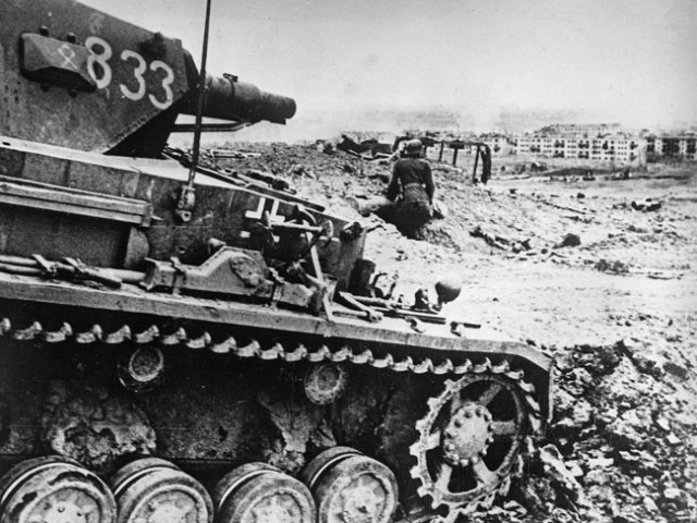 Pz.Kpfw. IV с номером 833 из 14-й танковой дивизии Вермахта на немецких позициях в Сталинграде.jpg