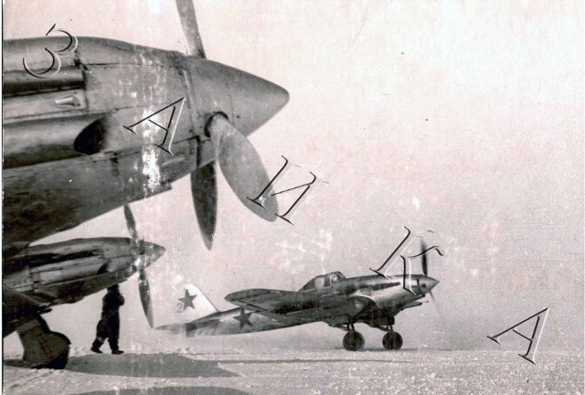 (100905192404)_Il-2_rulit_mimo_MiG-3kopirovanie.jpg