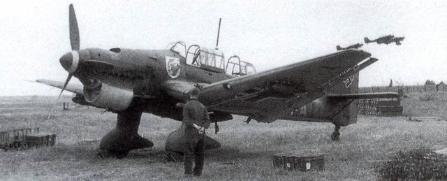 BW-photo-Junkers-Ju-87B1-Stuka-9.StG51-(6G+AT)-Norrent-Fontes-France-July-1940-01.jpg