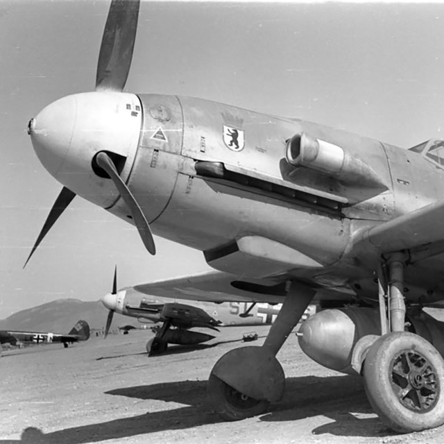 Messerschmitt-Bf-109F4Trop-II.JG27-a-newly-arrived-batch-of-aircraft-North-Africa-01.jpg